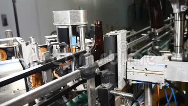 食品工业。 自动啤酒瓶生产线。 贴标签。 用于粘贴啤酒瓶标签的机器。 4k